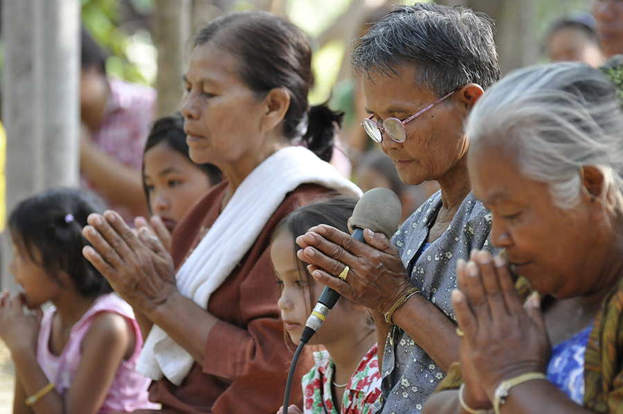 The traditional Thai greeting, The Wai | Asiancustoms.eu